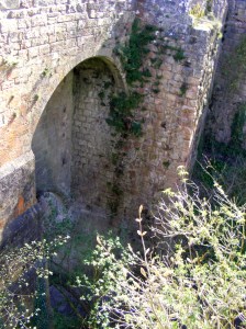 Vaade sillalt, mis ühendas lossi teega